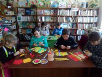 В преддверии 23 февраля в Уношевской сельской библиотеке прошел мастер-класс «Открытка папе»